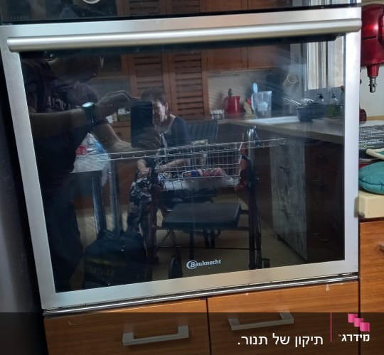 תנור אפייה עם כפתורי שליטה ומסגרת מתכתית